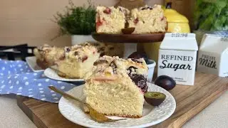 Yeast cake with plums and crumble