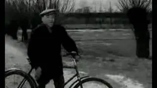 Napad rowerzystów na pieszych turystów - marzec 1945 ;-).wmv