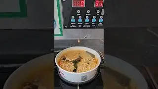 I cooked Neoguri ramen using the ramen machine at the Han River convenience store in Korea.