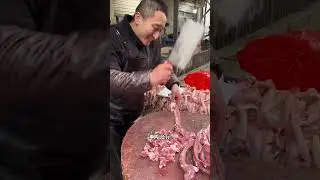 街头惊现两米猛汉带排骨求剁，剁鸡老板被迫转行剁排骨简直太绝了#美食 #记录真实生活