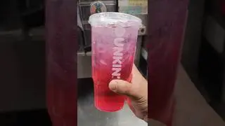 Вкусный освежающий напиток Dunkin Donuts со вкусом клубники и драконьего фрукта @Dunkin-Donuts @d...