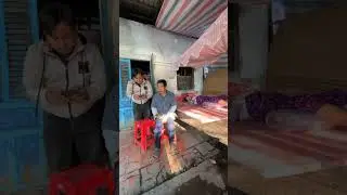 Trao tiền giúp đỡ 