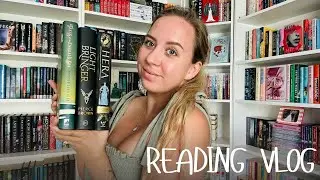 attempting to summon fall by reading fantasy books all weekend🤎