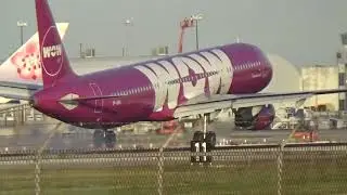 WOW Air A321 landing in Miami