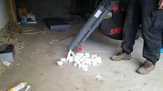 Drcen&iacute; polystyrenu vysavačem na list&iacute;