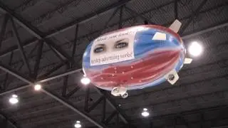 10-футовый нейлоновый дирижабль с дирижаблем, летящий в ангаре EAA Eagle