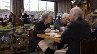 Curb Your Enthusiasm Larry gets sitted in the ugly section of the restaurant 😂