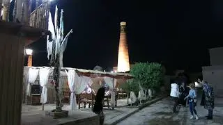 22.04.2023. Узбекистан. Хива. Вид на минарет Ислам-Ходжа со стороны ресторана Караван. Ичан-Кала