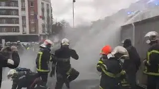 mar 28 janv, Les pompiers arrachent barri&egrave;res anti &eacute;meute ; canon &agrave; eau