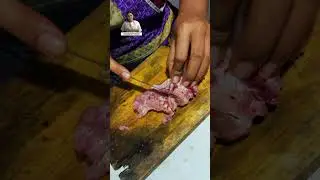 The process of slicing chicken meat to make crispy fried chicken