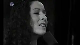 La cantautora Yehudit Ravitz y la filarm&oacute;nica israel&iacute;