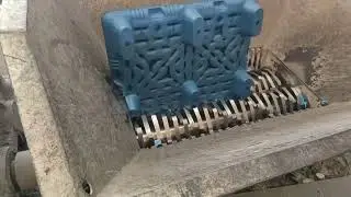 This is a real photo of the working condition of the two-shaft shredder at the customer's factory
