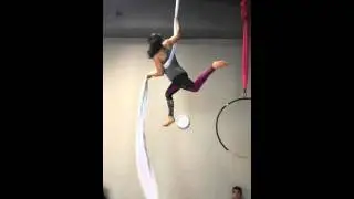 Aerial Silk Gaby - Angel slide descent