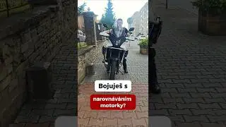 🏍️ Jak zvednout vysokou/těžkou motorku ze stoj&aacute;nku, když dos&aacute;hne&scaron; jen jednou nohou?