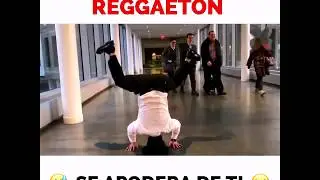 Un chino cantando Reggaeton