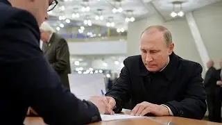 Elezioni in Russia: Putin trionfa ma crolla l'affluenza