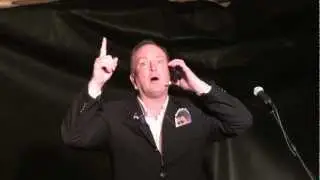 Johan &Oslash;iestad parodierer R&oslash;kke med flere p&aring; Gapskrattfestivalen 2012