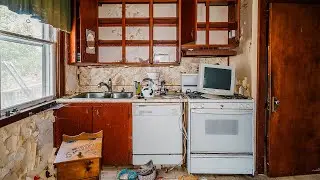 Forgotten 100 year old Abandoned Farmhouse - Lots Left Behind! (Forgotten Homes Ontario Ep.72)