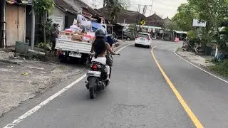 Беженец🇮🇩Бали. БОДРАЯ СИНДИ НА МОПЕДЕ. ТАНЦЫ-ОБНИМАНЦЫ. КИДАЛОВО С ШАМПУНЕМ И КРАСНАЯ ИКРА. 