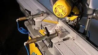 Adjustable pneumatic horizontal clamps to firmly hold moulding