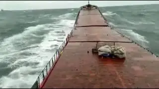 Видео перелома украинского грузового судна 