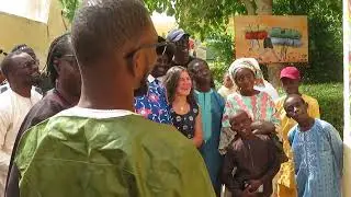 VISITE DE BABA MAAL  A L'EXPOSITION  AU FORT DE PODOR BLUES DU FLEUVE 25