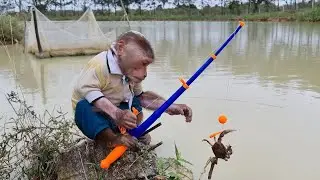 Clever Kuku monkey goes crab fishing for Mom to cook soup