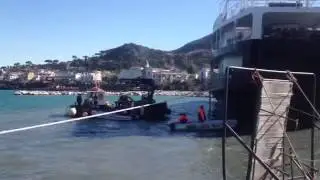 ISCHIA - Ormeggiatori a lavoro per sistemare i cavi: &egrave; una lotta contro il tempo