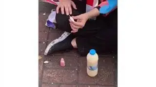 Iraqi girl dyes her nails amid demonstrations