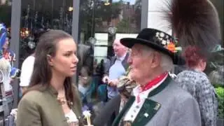 Wiesn Gaudi TV lernt was &uuml;ber den Gamsbart auf dem Oktoberfest 2009