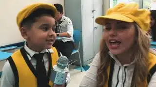 João mostrando os Personagens da Série 