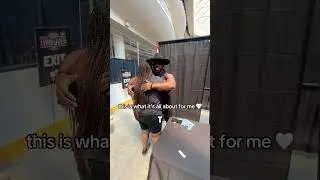 Ксавье Вудс узнаёт фанатку и мгновенно обнимает её #wwe #fyp #viral #explore #shorts #fan