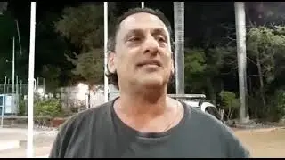 Wassef nega ass&eacute;dio a mulher em restaurante