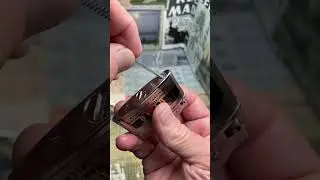 Добавление топлива и кремня в винтажную зажигалку Noble Flat Ad для проверки ее работоспособности...