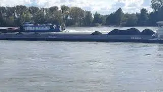 Koppelschiff &uuml;berholt Schubschiff auf dem Rhein bei Rees flussaufw&auml;rts