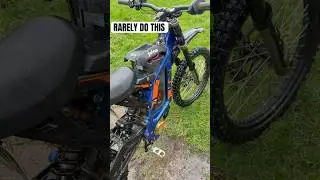 Чистка моего Surron&hellip; Почему я почти никогда этого не делаю 😅 #surron #ebike #electricbike #offroa...