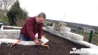 Boden aufrei&szlig;en und kr&uuml;meln - gartenHELDEN.de Pflegetipp f&uuml;r die Woche 09/2014