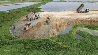 Perfect Skills Operator Machines Strong Bulldozer Pushing Soil Dump Truck Unloading Soil Extreme