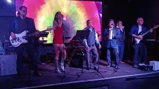 la del mo&ntilde;o colorado en fuego night club