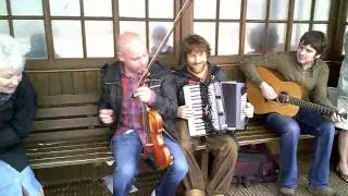 Lau live in a bus shelter, Sidmouth Esplanade (31.07.09)