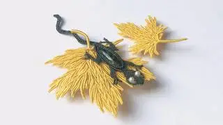 Maple leaf brooch with lizard. Брошь кленовый лист с ящерицей #artnodus