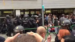 1-O Catalan referendum, Spanish police raids polling stations and attack voters