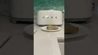Overly dramatic Smeg TSF02 4 Slice Toaster