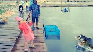 une petite fille qui p&ecirc;che un &eacute;norme poisson !! incroyable  😵Little kid fishing a big fish