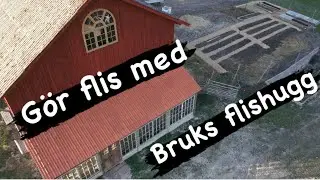 Flisar med bruks flishugg och visar vårat trädgårdsland