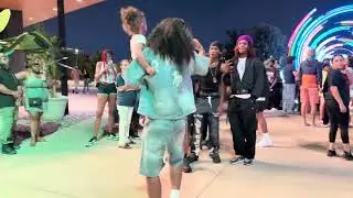Chic - Le Freak (Официальное видео с публичным танцем)