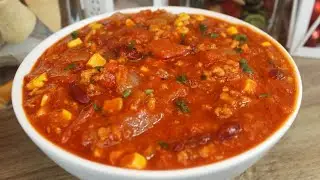 Рецепт праздничного горшочка из фарша с фасолью, кукурузой, айваром и луком. Вкусно и легко
