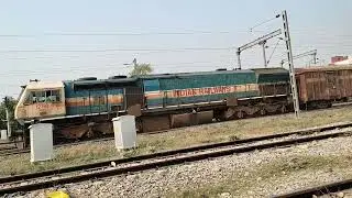 Goods Train Roaring Crossing Basti Railway Station || Maal Gaadi Crossing Full Speed