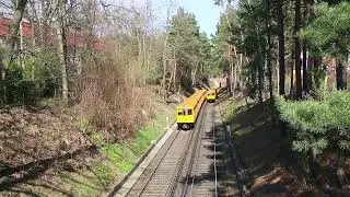 Berlin: Zwei Kleinprofil-U-Bahn-Z&uuml;ge der U3 nord&ouml;stlich des U Bahnhofs Krumme Lanke am 9. April 2015