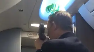 Flugbegleiter sorgt für Lachtränen im Flugzeug